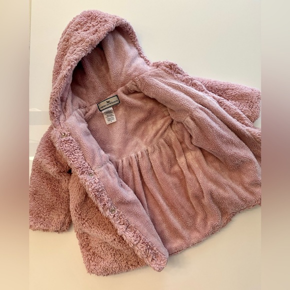 American Widegeon Faux Fur Coat
-Size 2
-Pink
-Hoodie coat
-Snap button closure - Picture 3 of 4
